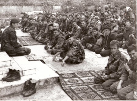 Dzuma namaz na rusevinama dzamije u Kamengradu 1992.