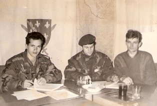 Lijevo general Nanić, desno Husein ef. Kovačević
